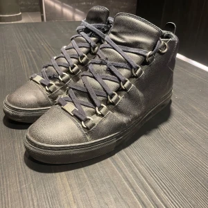 Intressekoll balenciaga arena - Intressekoll på mina balenciaga arenas. Gillar dem väldigt mycket men kan sälja för rätt pris. Ovanlig colorway ”cracked leather” som går för  3000kr på vestaire.