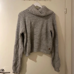 Grå stickad polotröja - Super söt stickad tröja i storlek 158/164 men skulle säga att den passar en xs också 