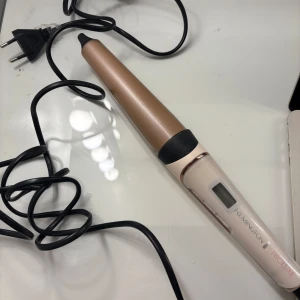 Remington Proluxe locktång - En locktång från Remington Proluxe i beige och roséguld med digital display. Fungerar som den ska. 