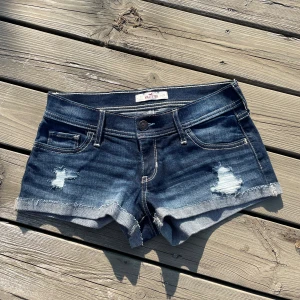 Hollister shorts - Säljer dessa lågmidjade jeansshorts från Hollister, storlek 25 i midjan. Passar xs/s. Alldeles nya, endast provade. Inga defekter mm 😇 Viss prutmån finns 💞