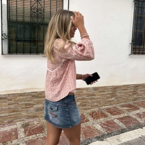 Blus Zara - Lånade bilder!! Säljer denna jättesöta blus från Zara! Helt slutsåld och går inte att köpa längre💞💞💞