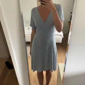 Blommig blå klänning Indiska - Supersöt somrig blå klänning från Indiska med vitt blommönster!!💙🦋👗