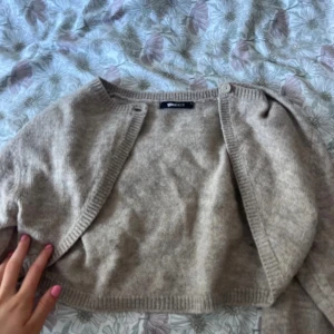 Beige cropped kofta från Gina Tricot - Superfin beige cropped kofta från Gina Tricot med lång ärm och knapp framtill i storlek L🩷