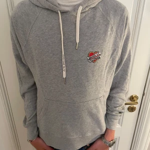 Zadig&voltaire hoodie - Säljer denna riktigt snygga Zadig Voltaire hoodie. Den är tunn och perfekt till sommaren. Perfekt skick, hör av er vid fler frågor 