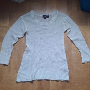 Vit stickad tröja  - Mysig vit stickad tröja från JSFN i storlek 34/36. Tröjan har en rund halsringning, långa ärmar och ribbade muddar vid ärmslut och nederkant. Tunt stickad.