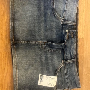 Minikjol - Snygg jeanskjol från H&M i blå denim. Nypris 249🥳Aldrig använt då den inte passar mig. 