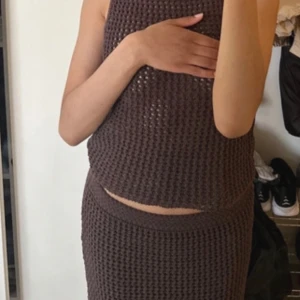 Brun virkad långkjol från Zara❤️ - Säljer en brun, stickad långkjol med hålmönster och underkjol! Kjolen har en rak passform. Materialet är mjukt och andas, vilket gör den skön att bära under varmare dagar.