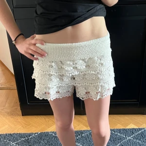 Söta spetsshorts - OBS lånad sista bild samt är de nedvikta på bilderna. Ljus beiga spetsshorts från FB sister i storlek XS, dock är de ganska stretchiga så passar nog S mkt bra också❤️. De är köpta på vinted men endast använda en gång själv; inga defekter. De går jätte bra o vika ned för mer låg midjad look. Bara skriv om några funderingar, prisförslag etc.