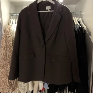 Brun tjockare kavaj/ kappa från H&M - Från hm storlek L 