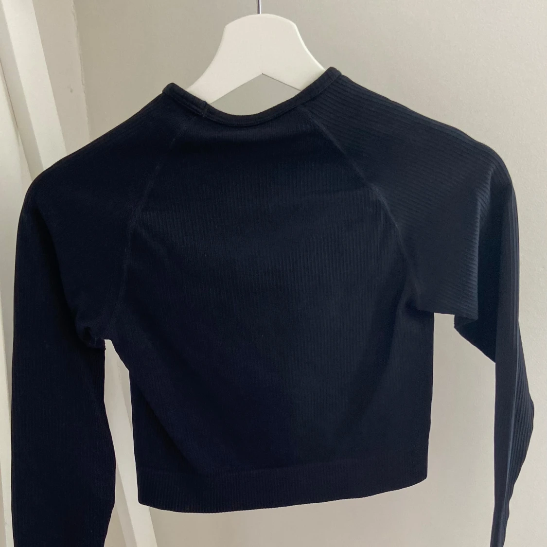 Svart croppad tränings tröja från new apparel  - 2