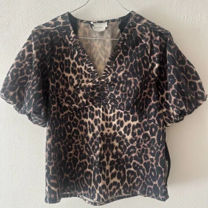 Leopardmönstrad blus från Neo Noir - Snygg blus från Neo Noir med leopardmönster i svart och beige. .