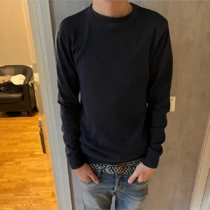Mörkblå Dressmann tröja tröja  - Dressmann tröja som är använd 1 gång. Den fick ett hål men de är lagat som ni ser på 3 bilden (inget som syns vid användning). Modellen är 181 och väger 64. Skriv vid frågor eller liknande!