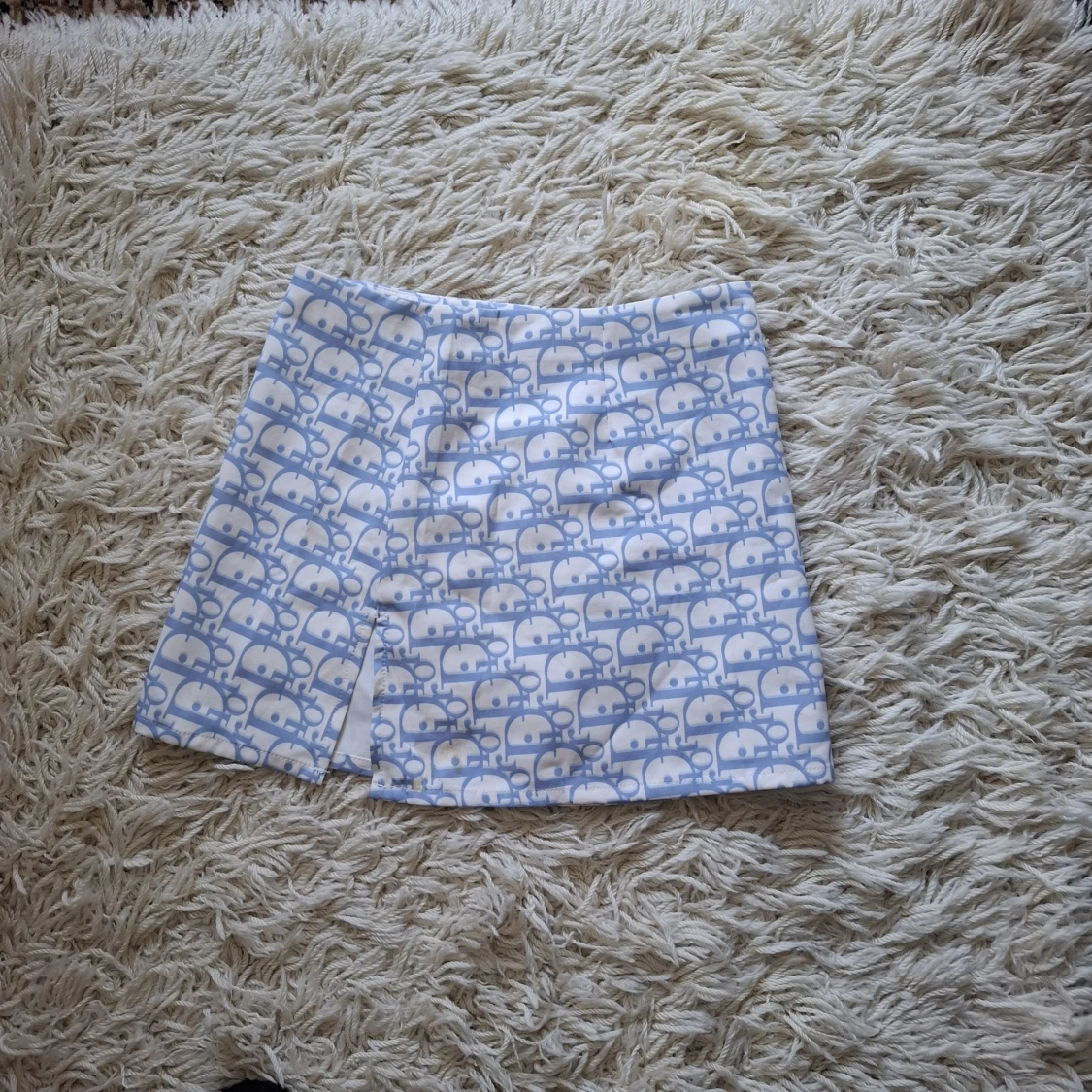 Vit och ljusblå kortkjol med mönster