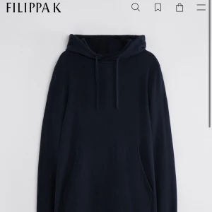 Hoodie Filippa K - Snygg mörkblå hoodie från Filippa K. Väldigt sparsamt använd och inga defekter. Stl: s Nypris:1700kr