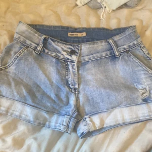  jeans Shorts - asså dessa är skit snygga och med Låg midja men för liten för mig💔ja ser inte riktigt vad de är för stolek men tror d står 12 Ja brukar ha m-Loch dom var för små så ja skulle M-S skriv om ni vill ha mått 🥰🥰