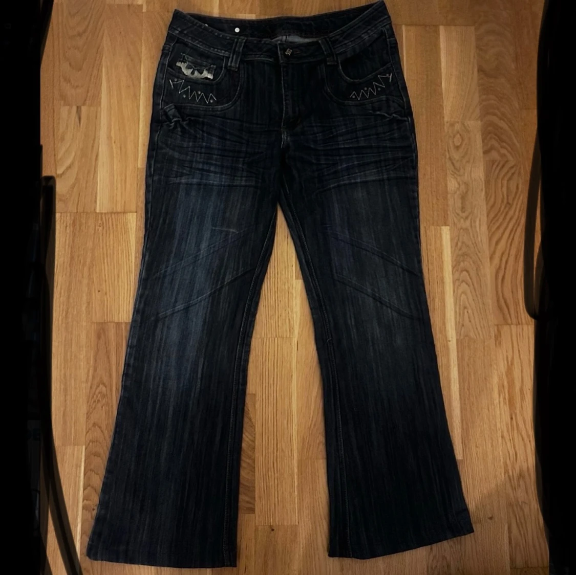 Mörka bootcut jeans med broderi - 2