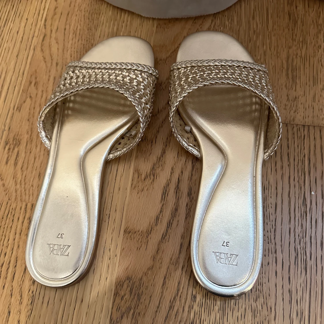 Guldiga sandaler från Zara, flätad rem - 2