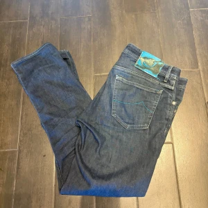 Mörkblå jeans från Jacob Cohen - Säljer ett par mörkblå jeans från Jacob Cohen - storlek 35 - bra skick - model j688 - vid frågor eller funderingar är det bara att fråga!