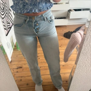 zara jeans  - säljer mina älskade zara jeans då de tyvärr är för små. en liten blekt fläck på baksidan men ingenting man ser