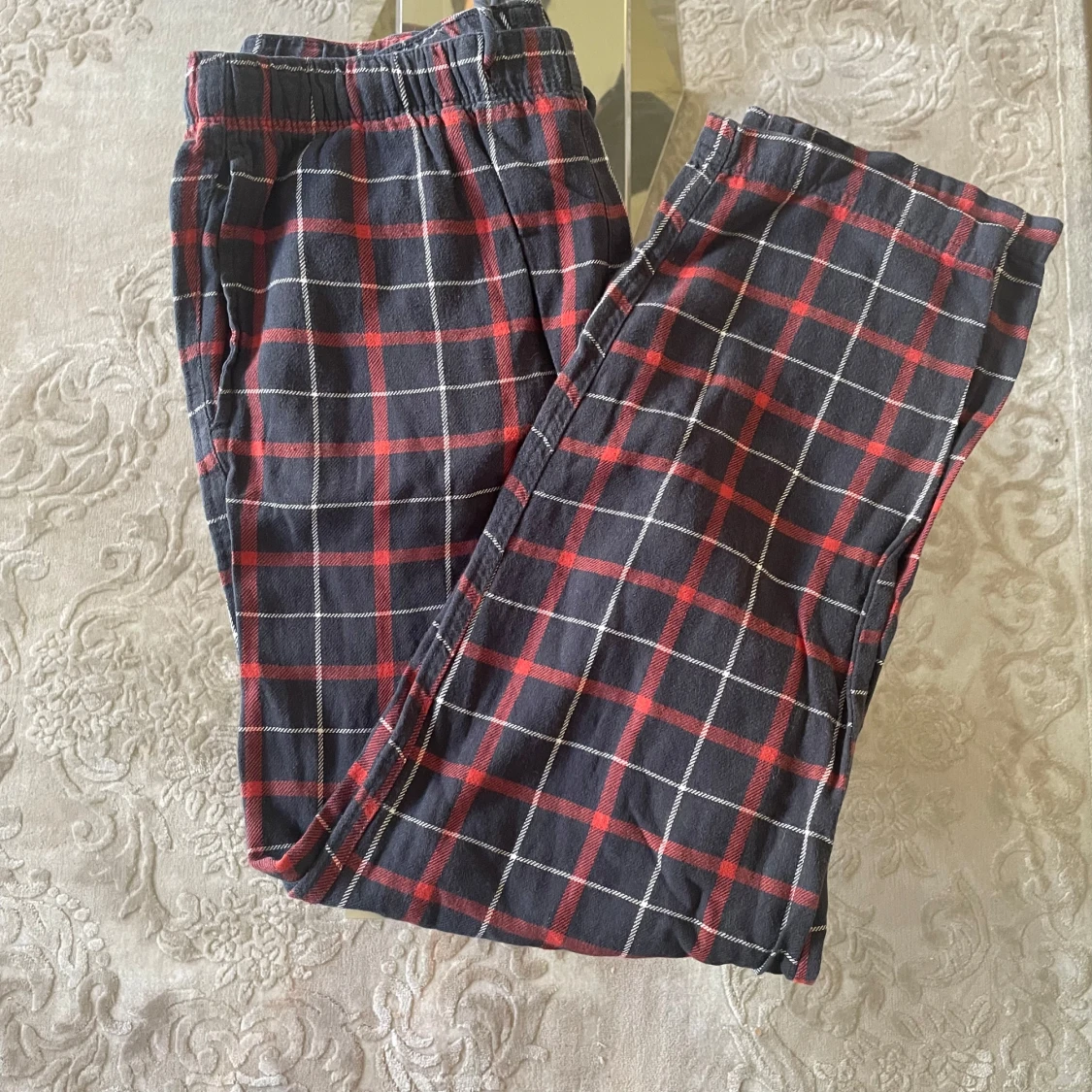 Rutig mjukisbyxa från H&M, svart/röd - 1