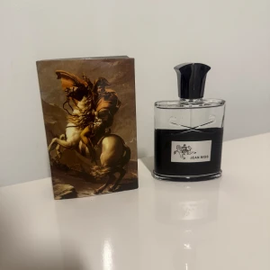 Jean Miss parfym 100 ml - Parfym från Jean Miss i en stilren, genomskinlig glasflaska med svart lock och svart etikett. Flaskan rymmer 100 ml och har en modern, rektangulär form. Förpackningen har ett klassiskt motiv med en ryttare på häst och en vit baksida med produktbild.