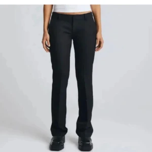 Svarta bikbok kostymbyxor  - BIKBOK kostymbyxor! Bra skick storlek 40 men har sytt in de massor i midjan men nu har de blivit för stora därav säljer ja de. Skulle uppskatta de som runt storlek 36/38 i midjan och 38/40 i benen💞är runt 170 o de är för långa på mig. skriv vid funderingar