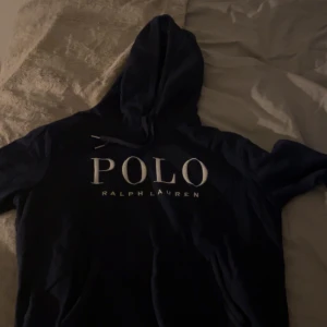 Marinblå hoodie från Polo Ralph Lauren - Snygg marinblå hoodie från Polo Ralph Lauren med stor vit logga framtill. Säljer åt min bror!! Kan diskutera pris. Köptes för 2000kr. Finns ej att köpa längre 