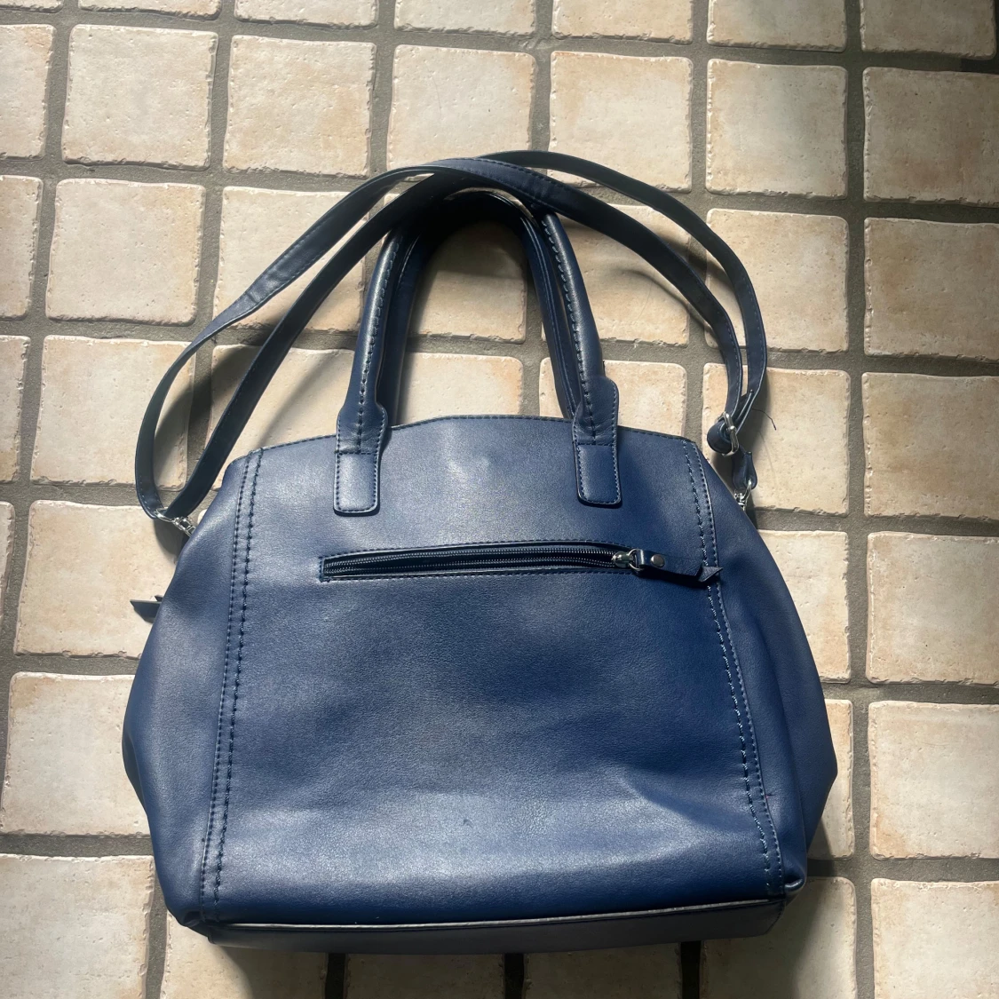 Mörkblå axelväska med blommigt foder - 1