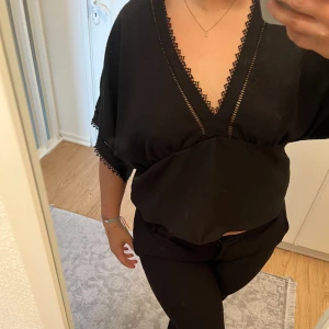 Svart blus med spetsdetaljer - Söt svart blus från Zara, storlek S💞!! 