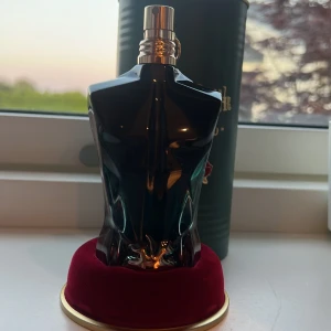 JPG le beau le parfum byte - Letar byten för denna som har ca 65ml kvar, letar efter sommar parfymer men köm ändå med förslag. Jag fick den i julas och har haft den i ett mörkt skåp