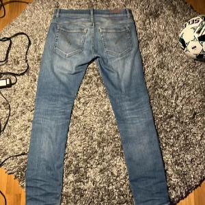Dondup George  - Snygga jeans från dondup. Jätte bra skick. Storlek w31. Kan gå med i pris vid snabb affär 