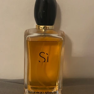 Giorgio Armani Sì Eau de Parfum - Säljer min parfymflaska från Giorgio Armani med doften Sì. Säljer den för 800kr köpte den förra året och säljer pga den inte kommer till användning. 100ml. Kan diskutera om pris