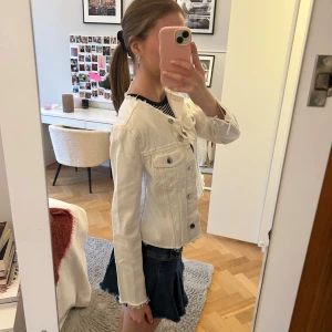 Vit jeansjacka zara - Vit croppad jeansjacka från Zara i strl xs🩷