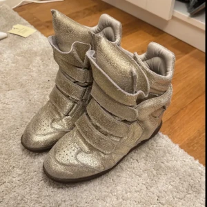 isabel marant kilklackar - så fina guldglittriga isabel marant sneakers i fint skick (självklart äkta).  köp flera plagg i bundles för ett billigare pris!❤️