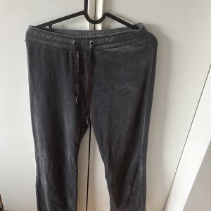 Grå mjukisbyxor från Gina Tricot - Säljer dessa byxor från ginatricot. De kommer inte till användning. I storlek S.💓