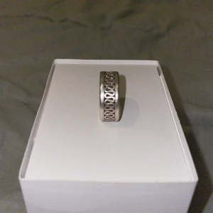 Bred silverring med mönstrad kant - Cool bred ring i silver med ett detaljerat, vågigt mönster runt hela bandet. Ringen har en klassisk, tidlös känsla och passar perfekt för dig som gillar stilrena accessoarer med en twist.