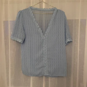 Broderad blus - Blå blus som man kan ha som en coverup på stranden. Den är genomskinlig på ryggen men inte framsidan⭐️