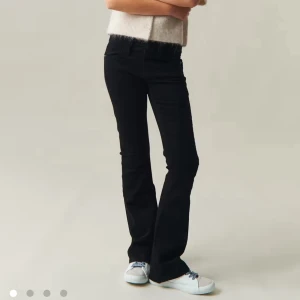 Svarta bootcut jeans  - Säljer dessa snygga jeansen med broderade fickor bak! Dem är i ny skick men pris kan ändå disskuteras. 💗💗