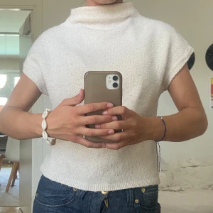 Vit polo - Vit stickad polotröja med korta ärmar. Från Lindex men slutsåld. Hör av er vid intresse!