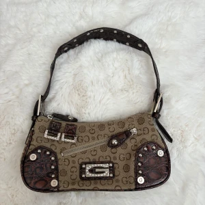 Vintage Guess väska - Vintage väska från Guess 💓inköpt secondhand så det finns små skavanker (se bilder). Supersnygg och passar till allt! Rymmer mycket och det finns 3 innerfickor. 