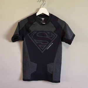 YoungLa Superman compression tröja - Säljer min Compression tröja från YoungLa’s nya kollektion. Det är en superman logga på bröstet och är i storlek M.  4 Olika färger med 5 storlekar släpptes och alla tog slut på 30 sekunder, därav är den ”rare”. Detta är den ända på plick🤝🏼 Helt oanvänd, endast testad, säljs då den var för liten på mig. Kvitto finns, passar ej priset? Kom med bud. 