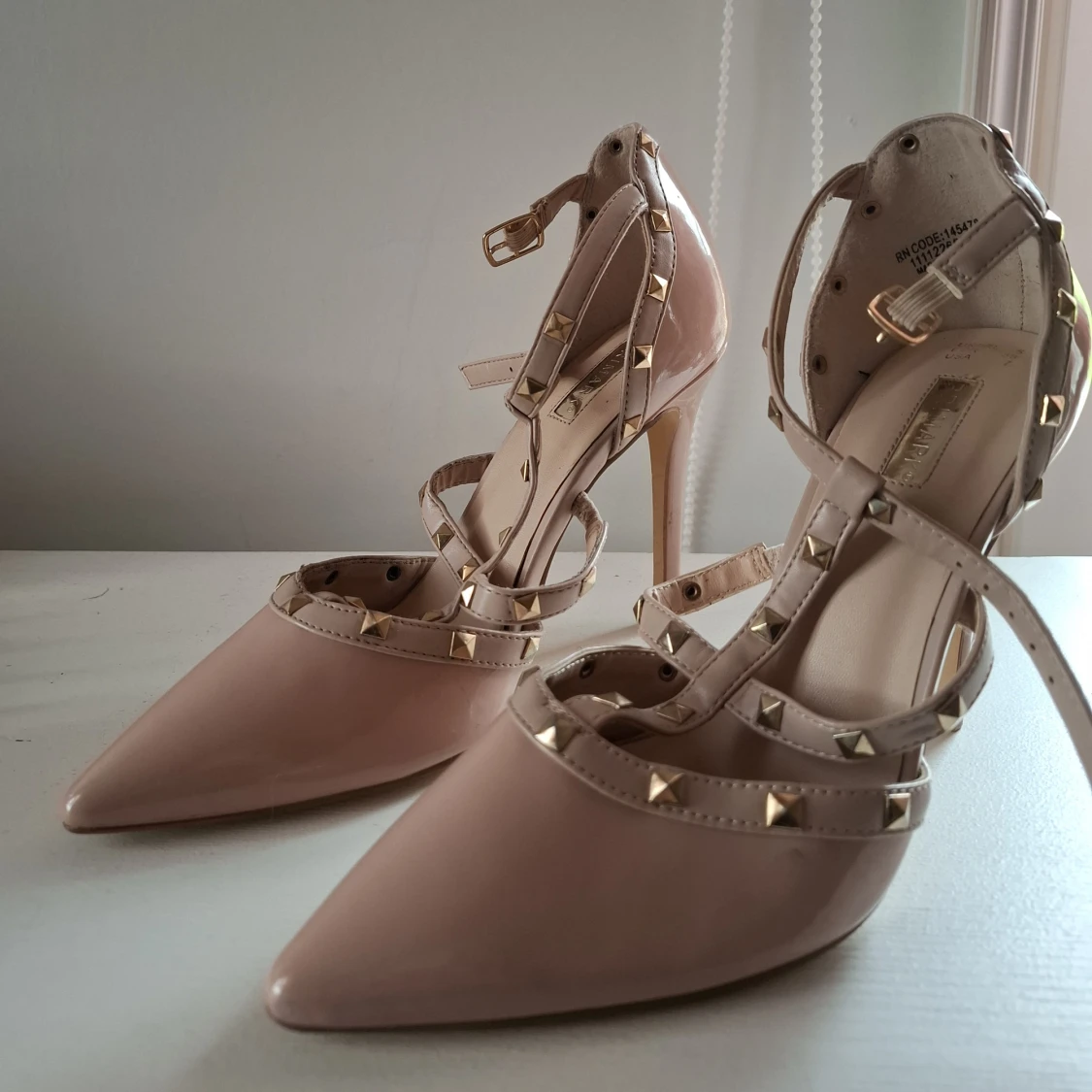 Beige pumps med nitar från Primark - 3