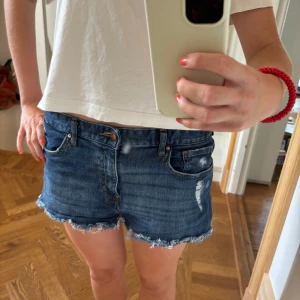 Lågmidjade jeanshorts - Snygga mörkblåa jeansshorts med slitna detaljer💕