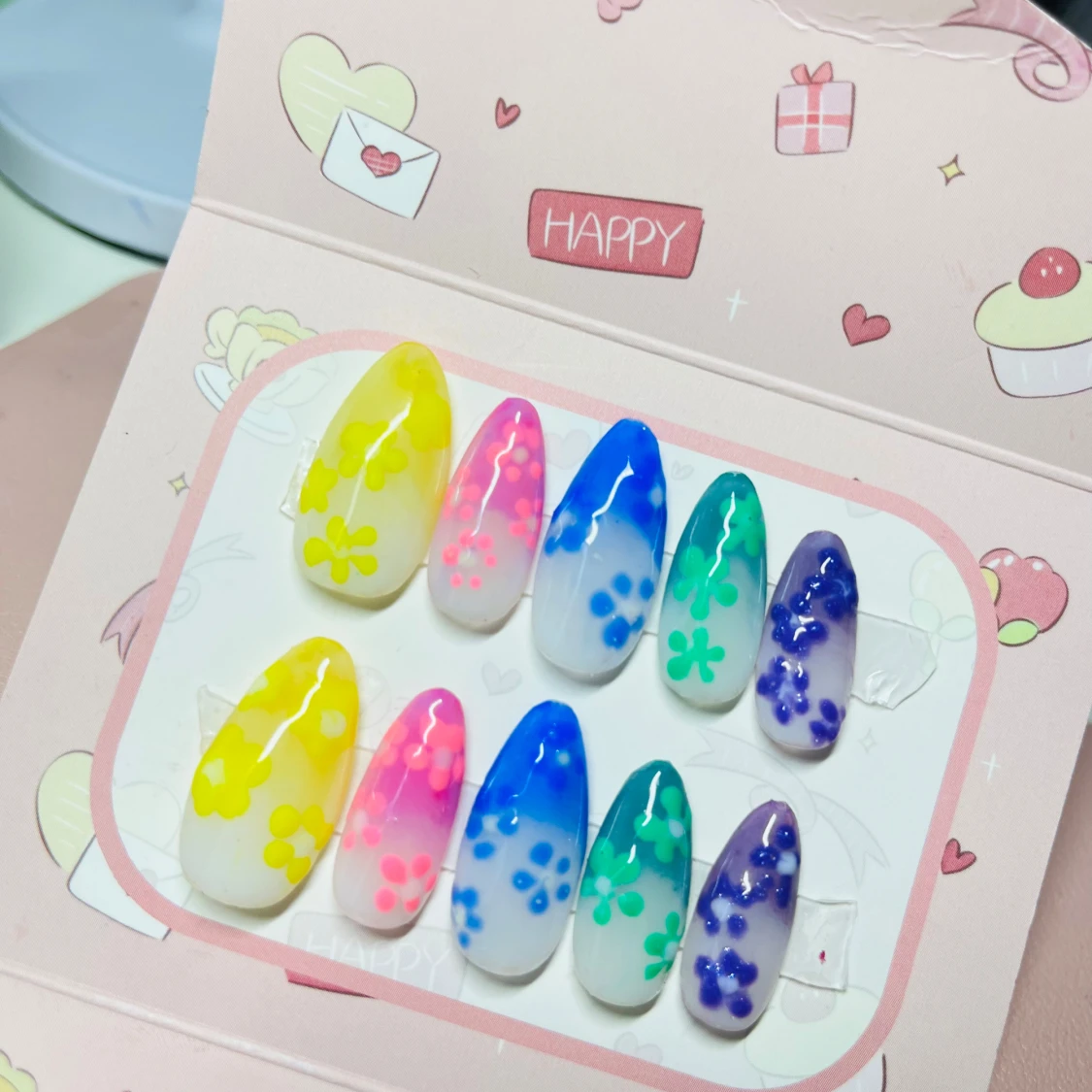 Färgglada lösnaglar med blommor - 1