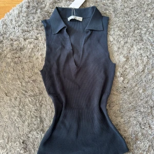 Topp med polokrage  - Topp från mango i storlek s. ny med lapp kvar. använd ”köp nu”. 7/7-2025