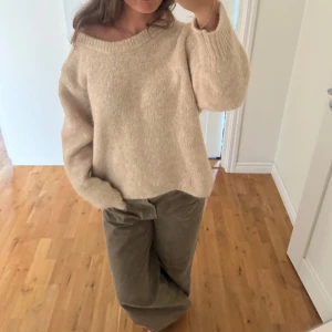 Stickad tröja  - Supermysig beige stickad tröja från Wera, strl M 🌸