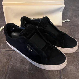Axel Arigato Clean 360 Laceless - Mockaskor från Axel Arigato, ett hål i undersidan på ena skon annars okej skick. Storlek 42 men passar mig som har 43. För mer frågor eller bilder är det bara att höra av sig. Allt gott!