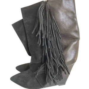 Isabel Marant klackar med fransar  - Coola svarta boots från Isabel Marant, i mocka och skinn med spetsig tå och klack. Snygga fransdetaljer längs sidorna ger en unik look!✨