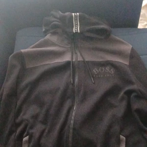 Svart hoodie  - Svart hoodie sitter skön för personer som har storlek M