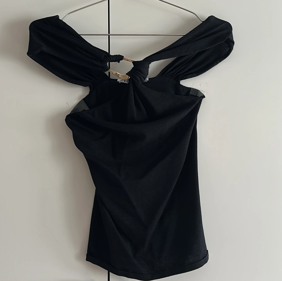 Svart offshoulder topp med knutdetalj